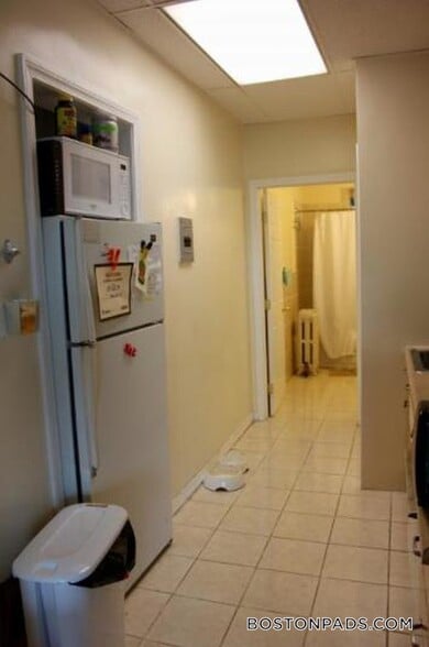 Building Photo - 879 Beacon St