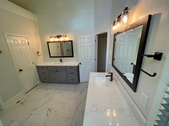 Building Photo - 510 Stonebrook Farms Dr