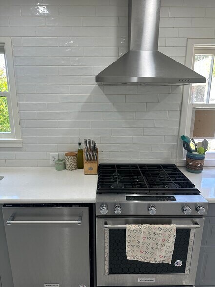 Kitchen/kitchen appliances - 1045 Pacific Ter