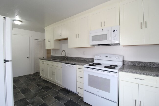 Building Photo - October Free On This 2 Bedroom 1 Bath Bung...