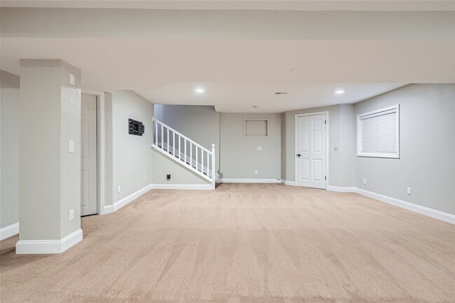 Building Photo - Evolve Real Estate: Amazing 4 Bdr/4 Bath +...