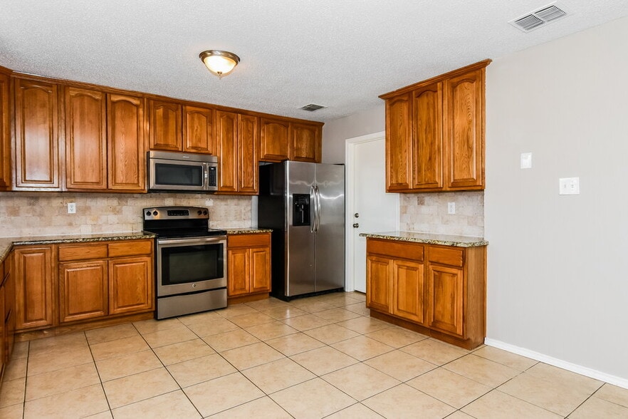 Building Photo - 5500 Still Canyon Dr
