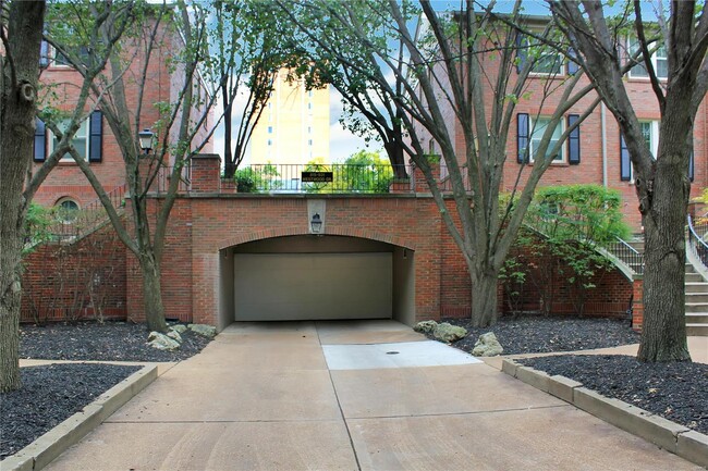 Building Photo - 827 Westwood Dr