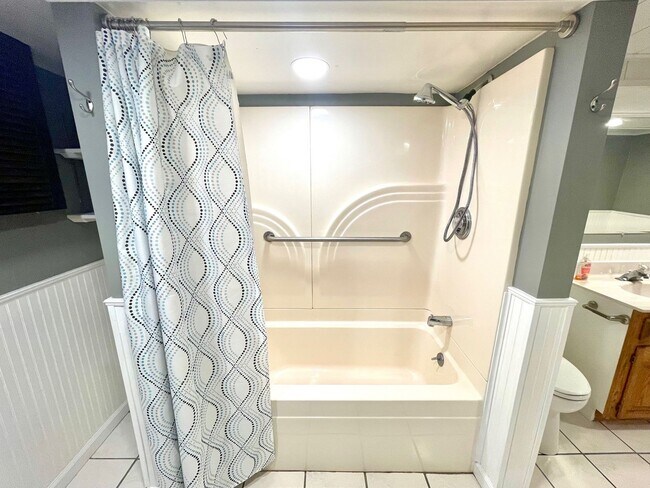 Building Photo - Very Unique 5 Bedroom Home on Large Lot