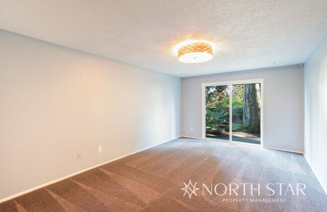Building Photo - Charming One Level Home In The Four Season...