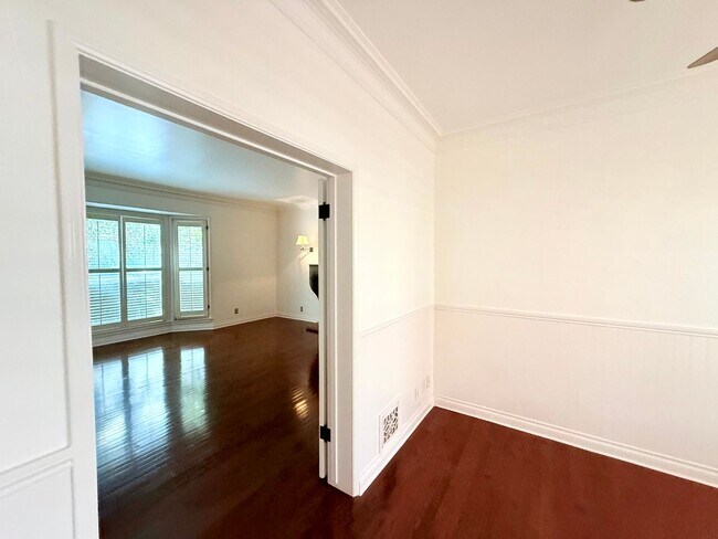 Building Photo - Very Unique Spacious sleek One Bedroom - O...