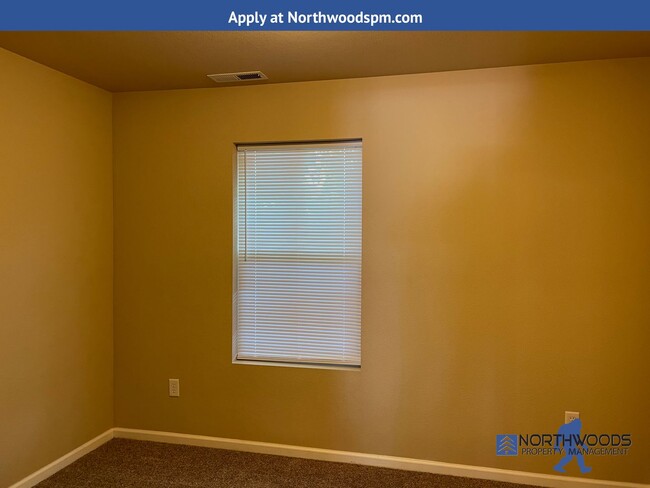 Building Photo - Nice 2 bed/2bath Townhome Located in White City