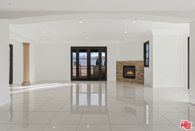 Building Photo - 462 S Maple Dr