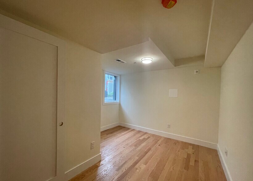 Building Photo - 65 Cameron St