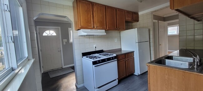 Building Photo - 17284 Ivanhoe St