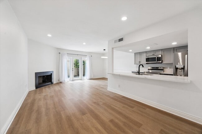 Building Photo - 927 Memorial Village Dr