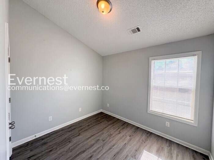 Building Photo - 8640 Thomas Ln