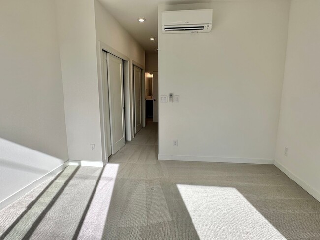 Building Photo - Modern home w/rooftop deck in desired Cher...