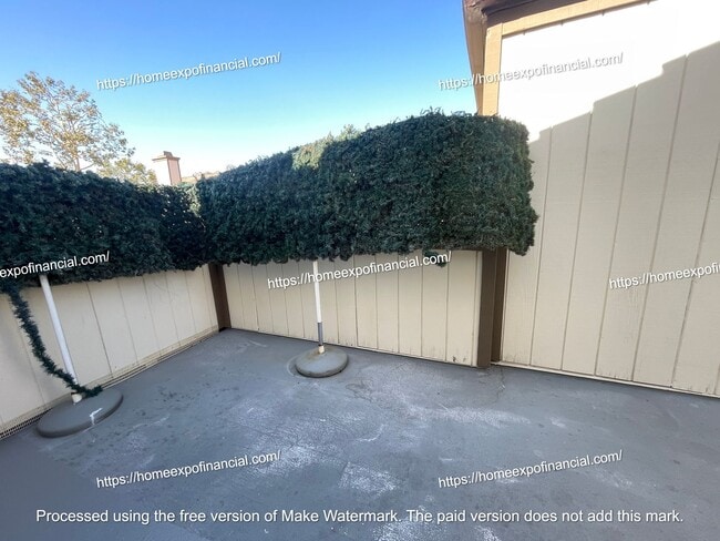 Building Photo - 1220 S Cypress Ave