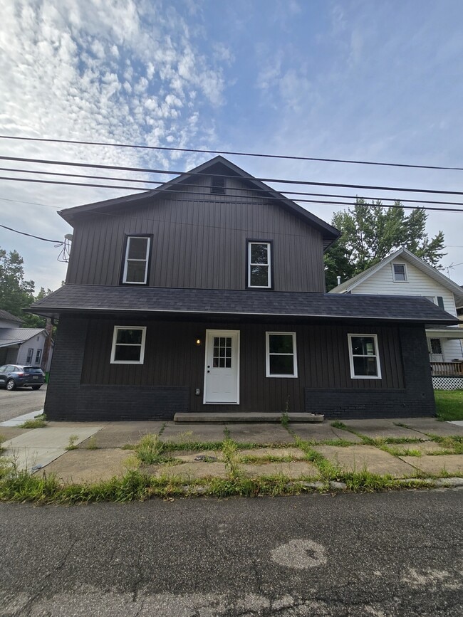 Building Photo - 817 E Bowman St