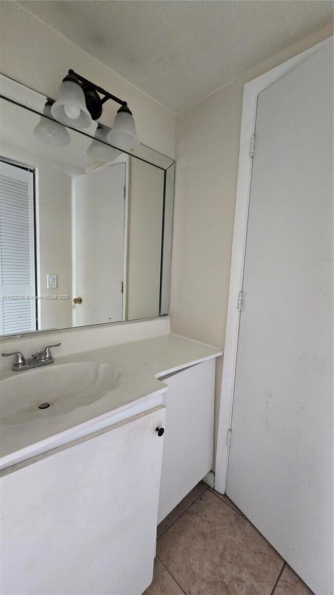 Building Photo - 13500 NE 3rd Ct