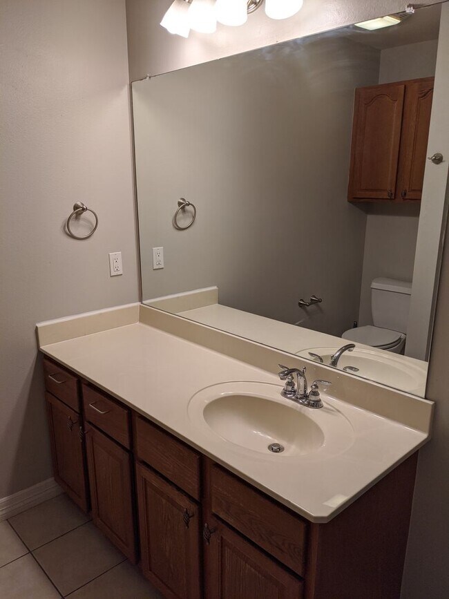 Building Photo - 5805 Thompson Pl