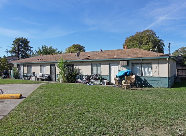 Primary Photo - 207 Hickory St