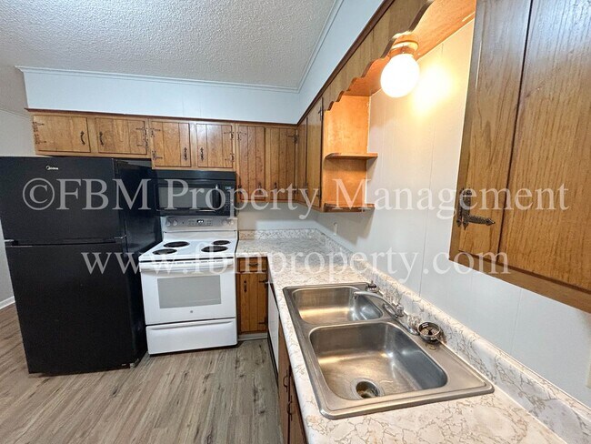 Building Photo - 330 W College St