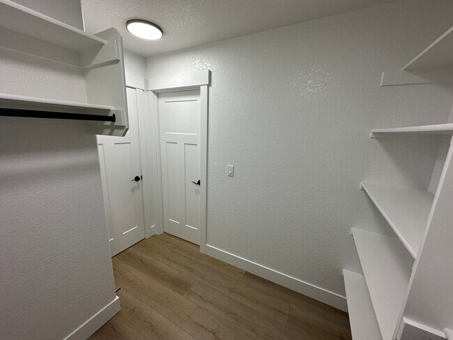 Building Photo - 616