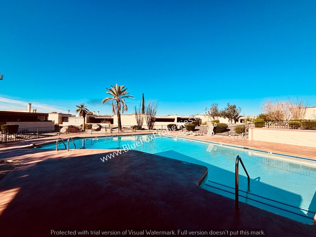 Building Photo - 2712 N Cloverland Ave