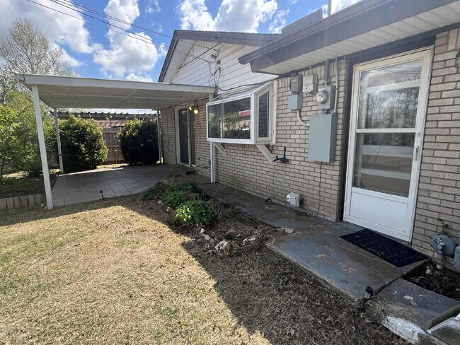 Building Photo - "Charming Space in Yukon, OK! Lawn care included!"