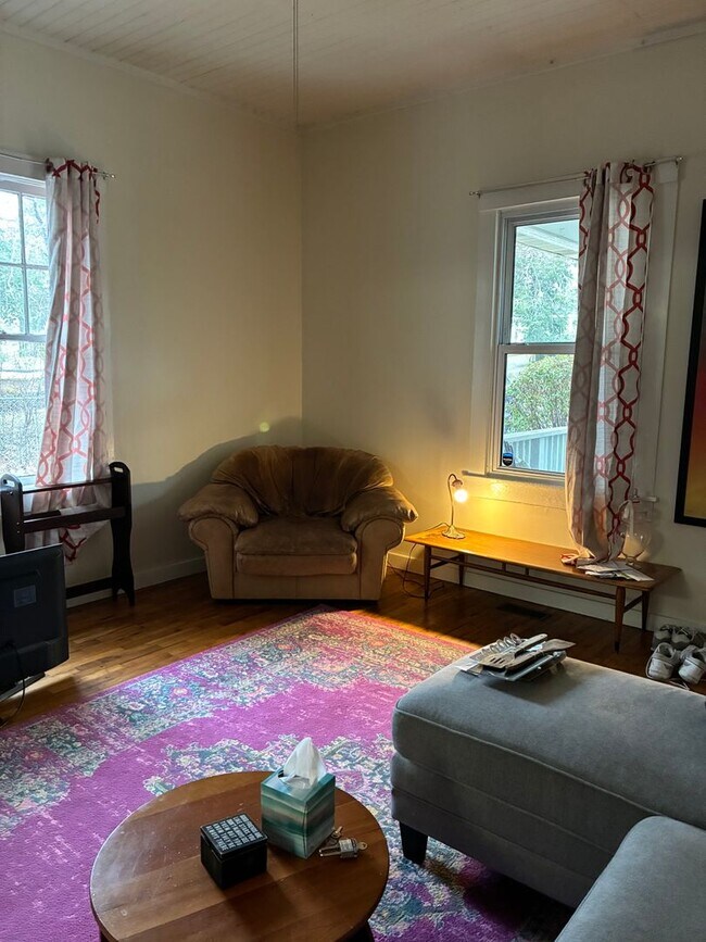 Building Photo - 3 Bedroom home near downtown and campus.