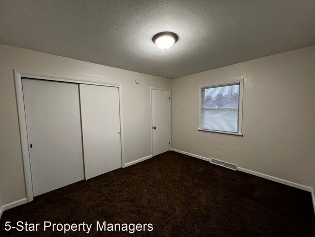 Building Photo - 3 br, 1 bath House - 922 South Main Street...