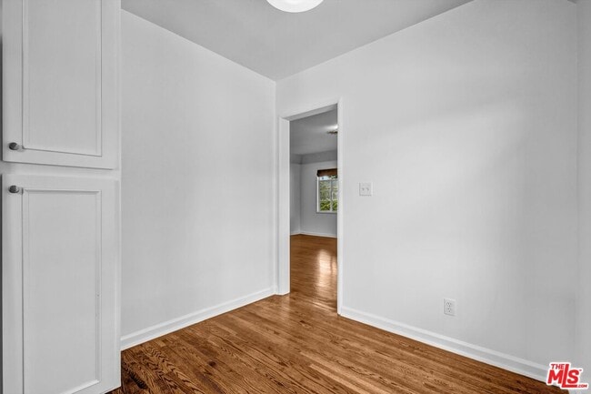 Building Photo - 350 S Roxbury Dr