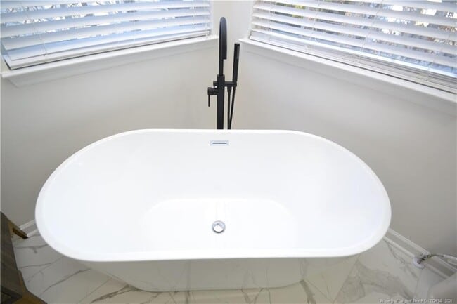 Building Photo - 900 Creek Haven Dr