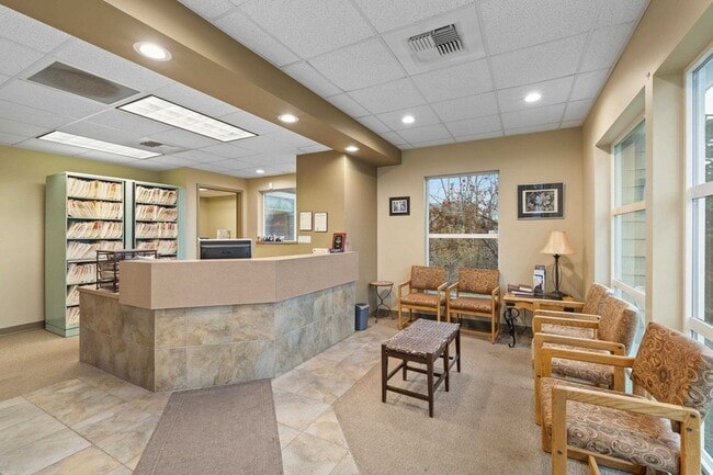 Building Photo - 107 E Holland Ave