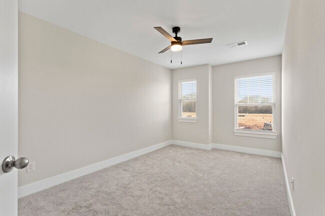 Building Photo - Perfectly Appointed Greenville Townhome 3bed/2.5 bath