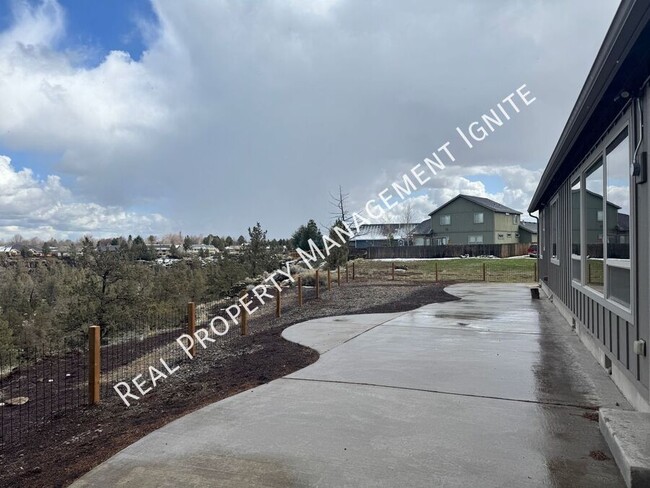 Building Photo - 3 Bedroom Home with Office-Huge Canyon Views