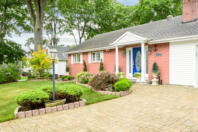 Primary Photo - 92 Grove Beach Rd S