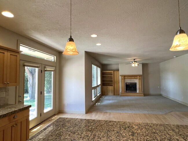 Building Photo - Beautiful 4 bed 3.5 bath home in Eagle jus...