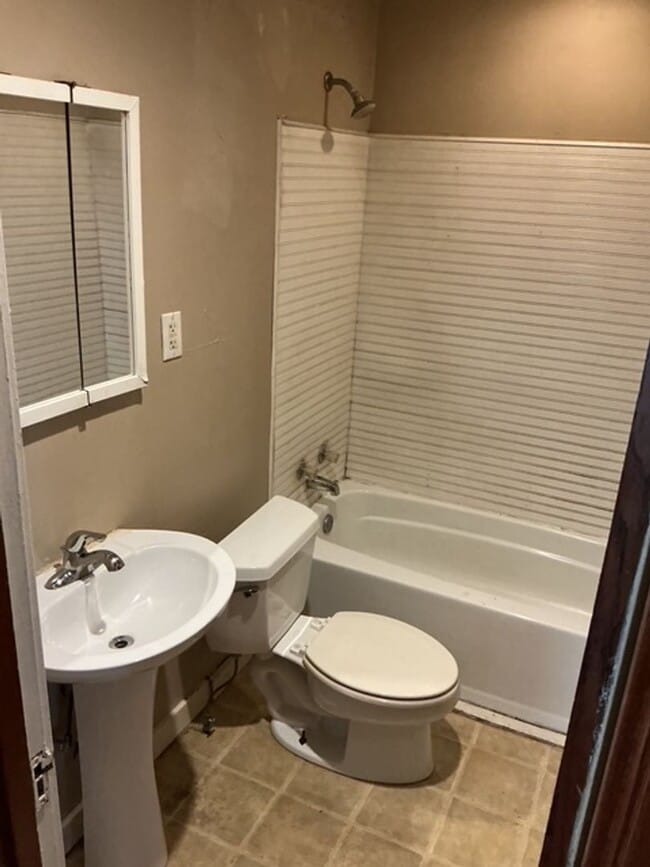 Building Photo - 3 Bedroom / 1 Bathroom House in Peoria