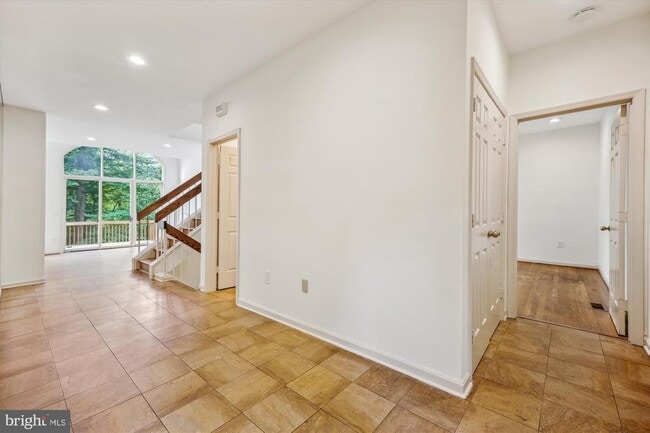 Building Photo - 6 Goldleaf Ct
