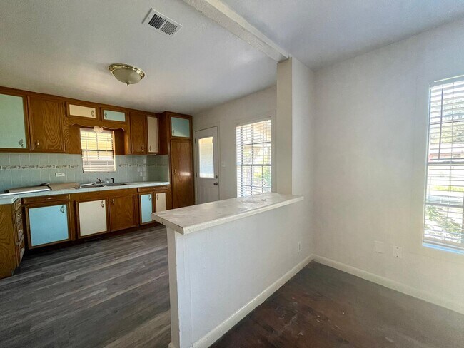 Building Photo - 1400 Vine Ave