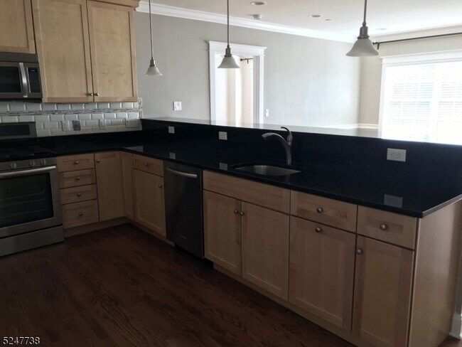 Building Photo - 25 Ridgedale Ave