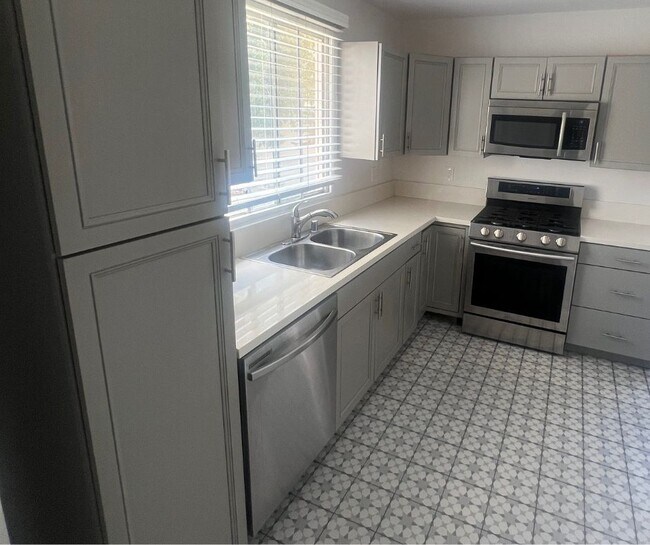 Building Photo - 1028 17th St