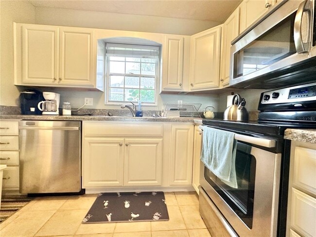 Building Photo - 1096 Villa Ln