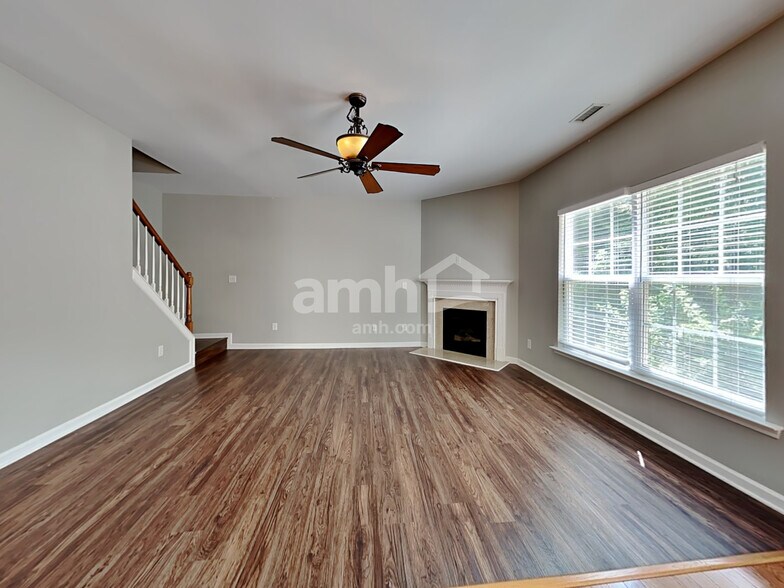 Building Photo - 1525 Essexwood Dr