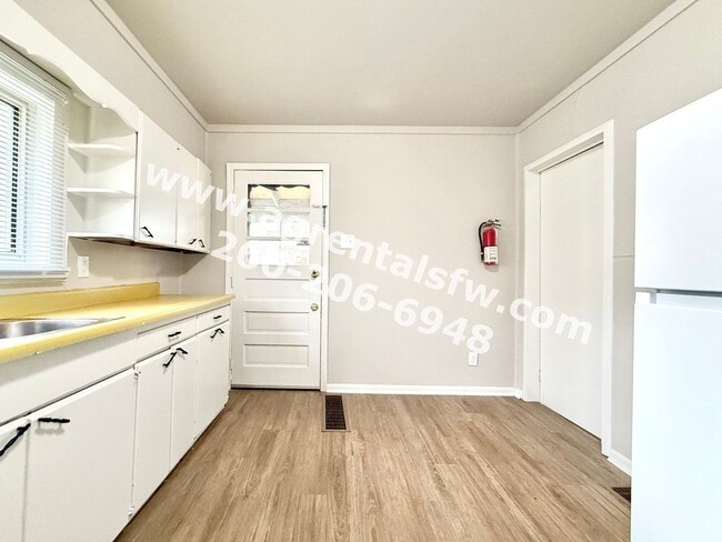 Building Photo - 2 Bedroom House