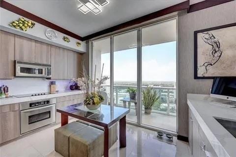 Building Photo - 347 N New River Dr E