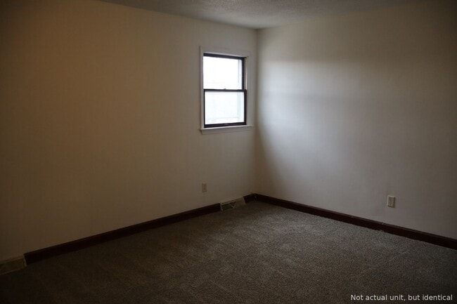 Building Photo - 2305 Southridge Dr