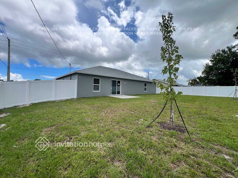 Building Photo - 1702 SW Airoso Blvd