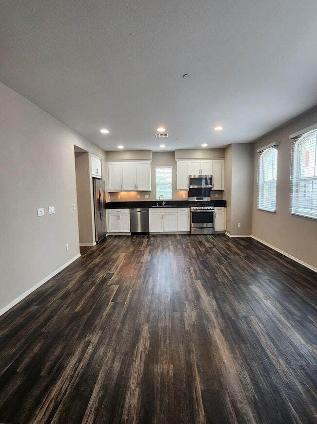 Building Photo - Gorgeous two bedroom home with 2.5 bathroo...