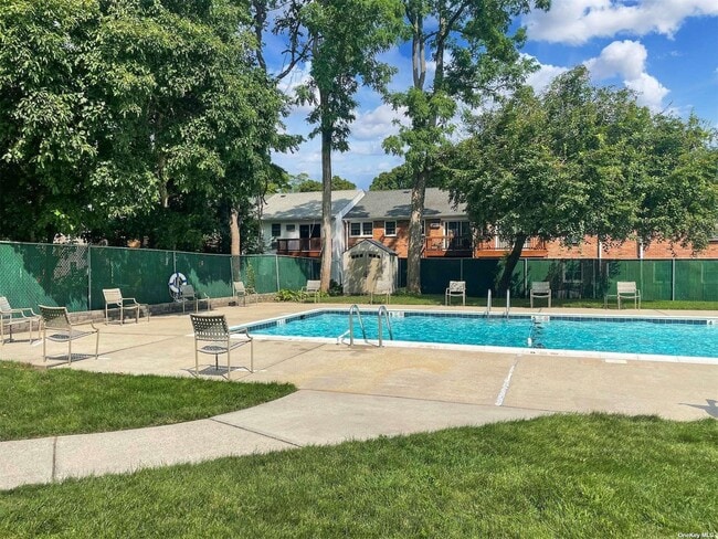 Building Photo - 451 Village Dr