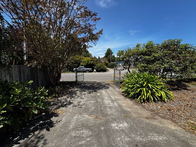 Building Photo - Pet-friendly Home located in sunny Ridgewood