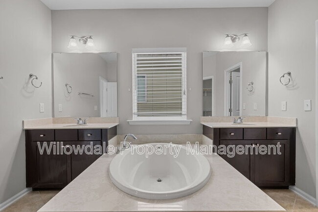 Building Photo - 4107 Bluff Oak Dr